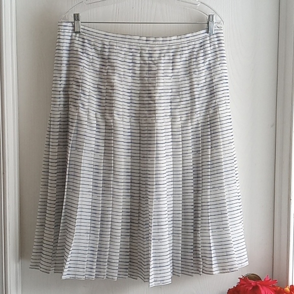 Vince ⭐️ Host Pick ⭐️ White/ Blue Pleated Skirt - Picture 3 of 10
